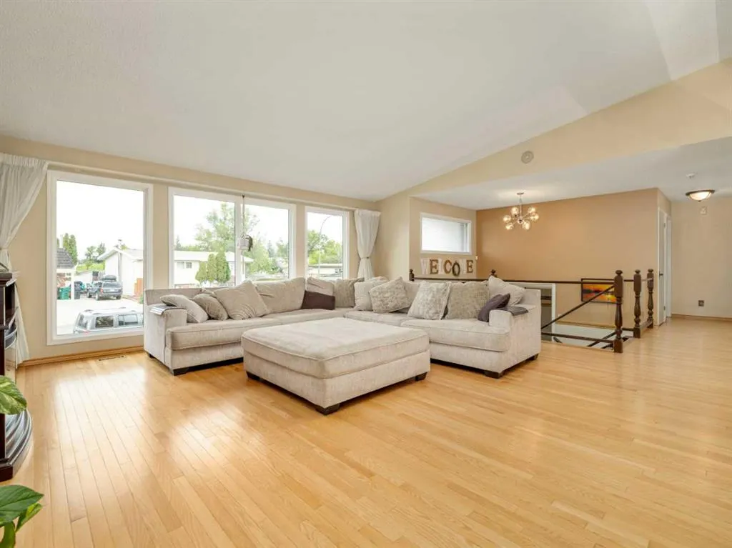 46 Laval Court W
