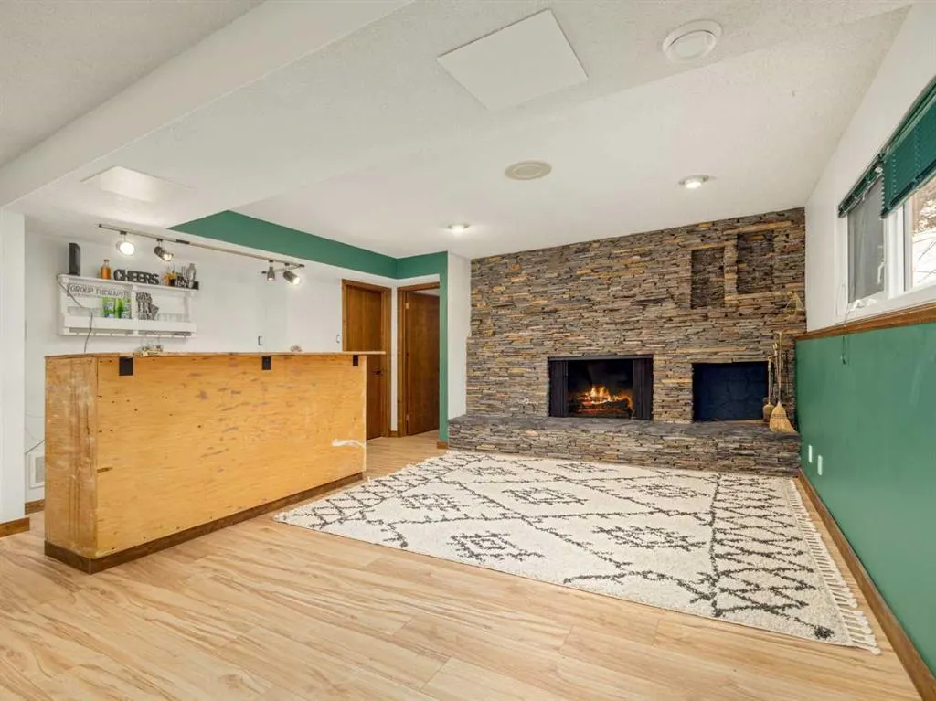 46 Laval Court W