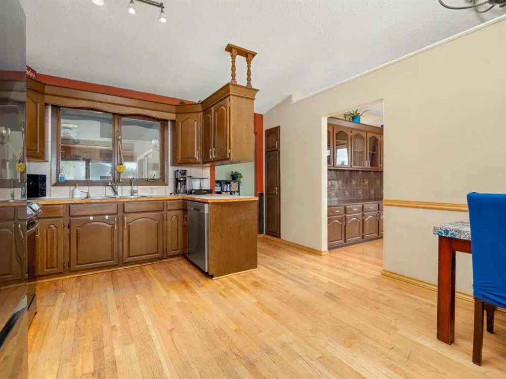 46 Laval Court W
