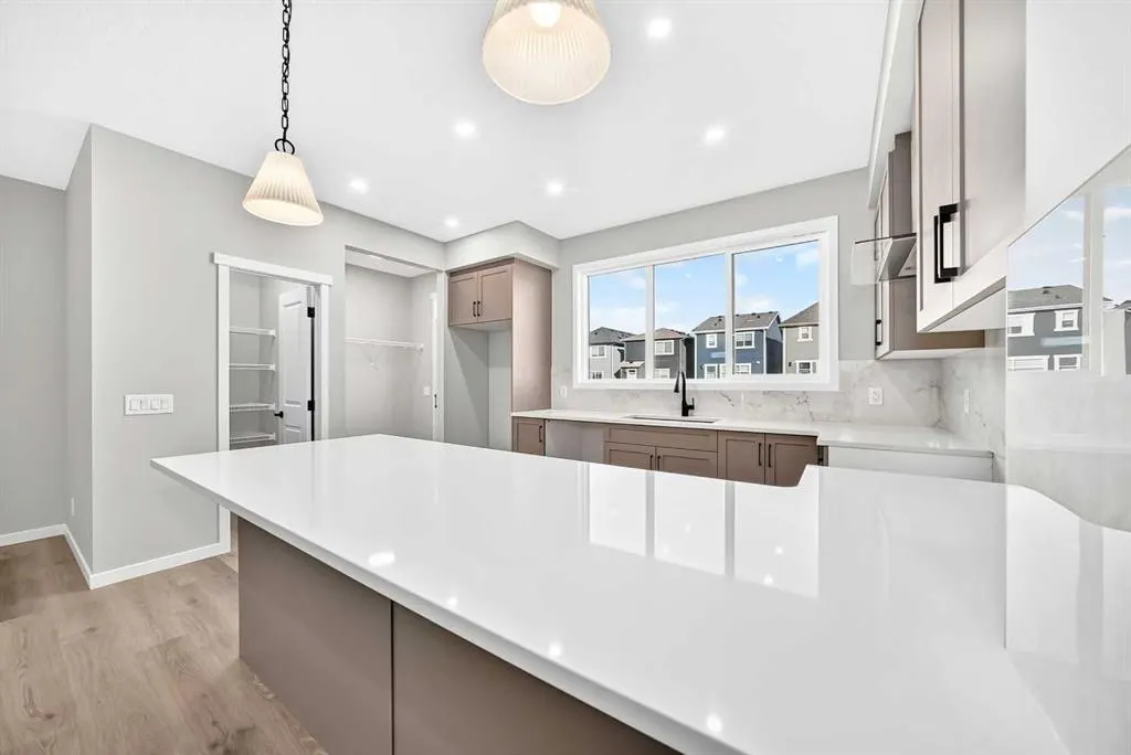 72 Mercado Road SE