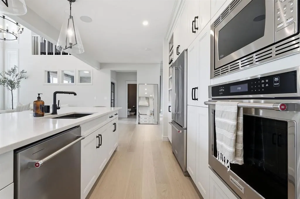 10 Legacy Woods Crescent SE