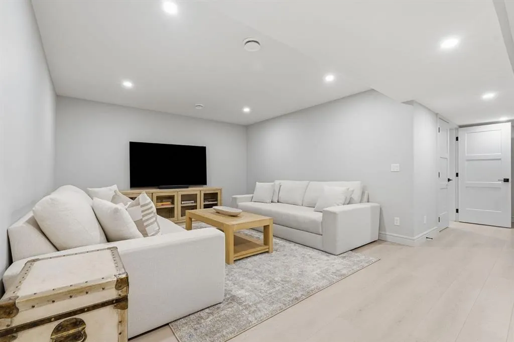 10 Legacy Woods Crescent SE