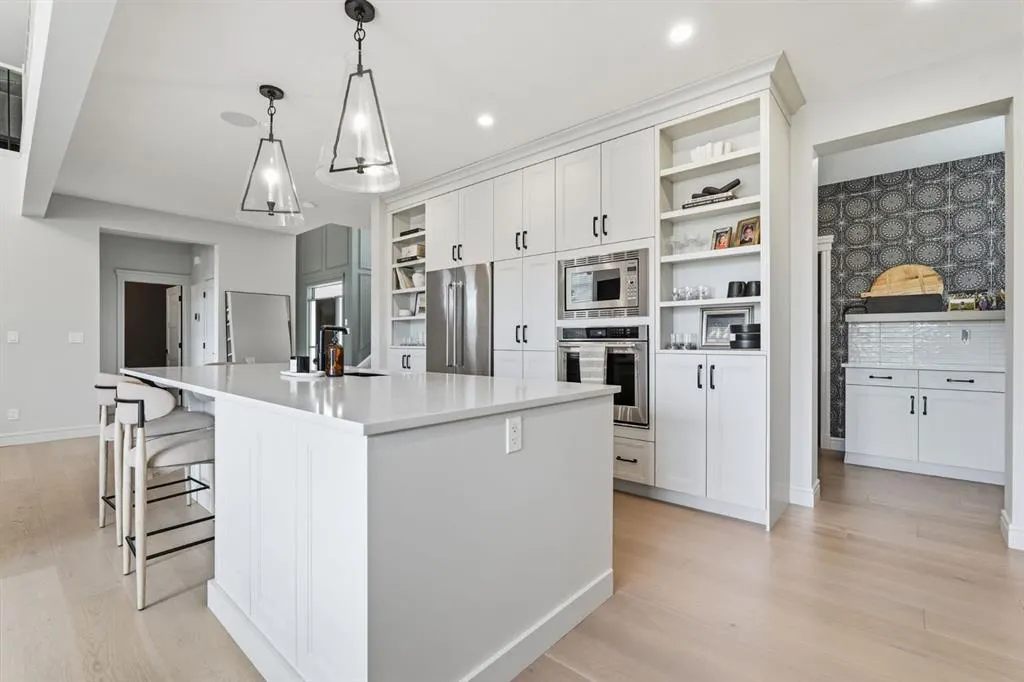 10 Legacy Woods Crescent SE