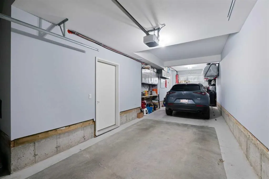 15 Evanscrest Park NW #204