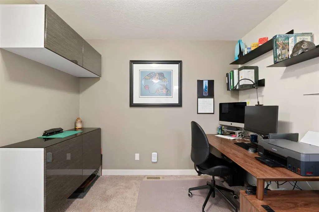 15 Evanscrest Park NW #204