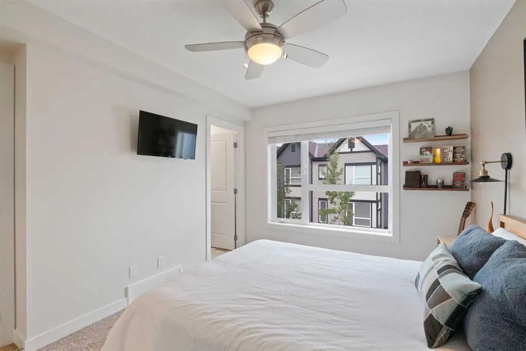 15 Evanscrest Park NW #204