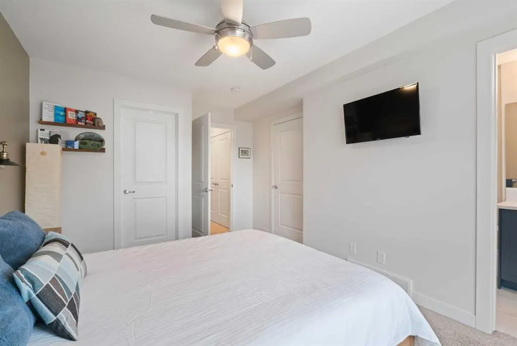 15 Evanscrest Park NW #204