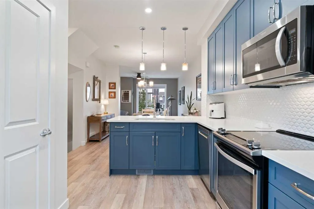 15 Evanscrest Park NW #204