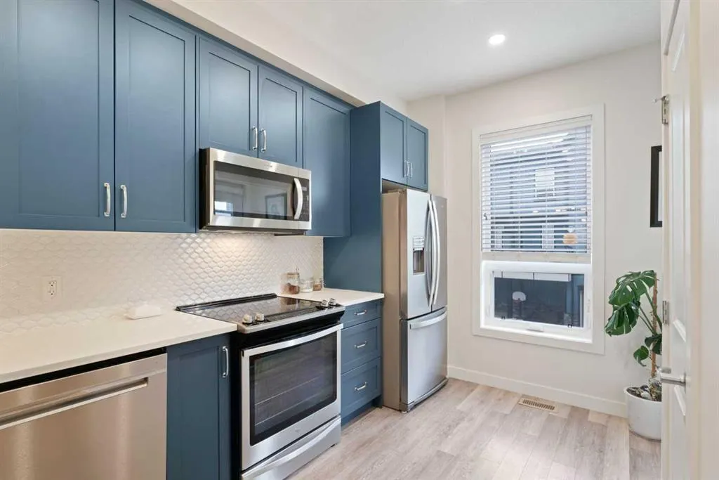 15 Evanscrest Park NW #204