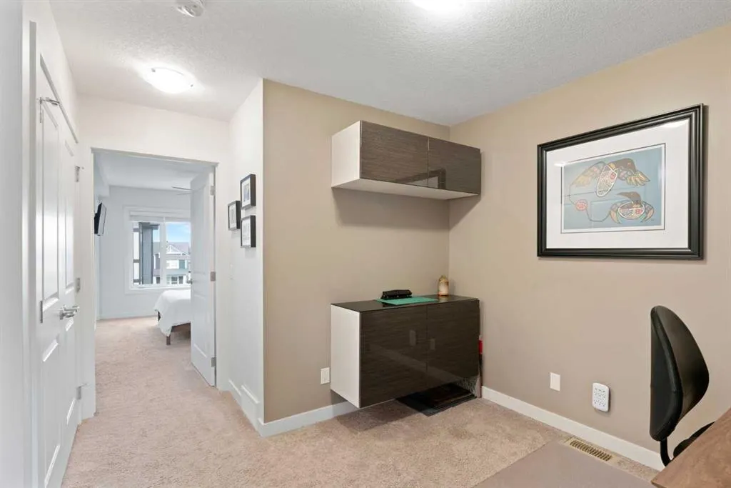 15 Evanscrest Park NW #204
