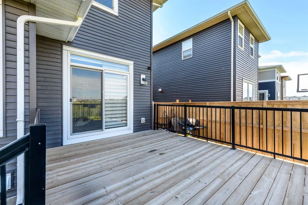 983 Corner Meadows Way NE