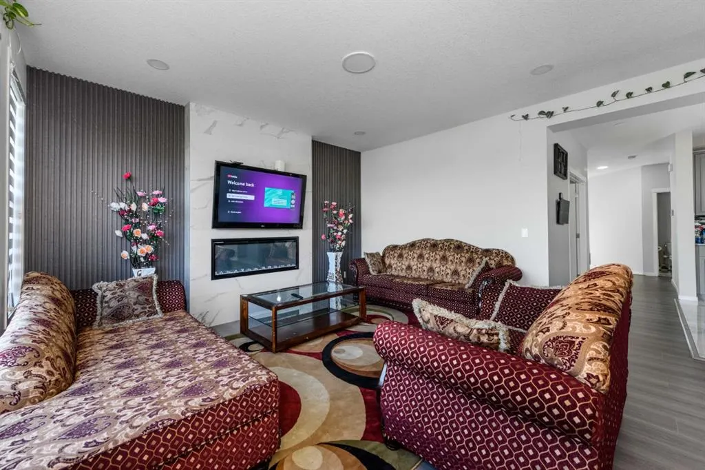 983 Corner Meadows Way NE