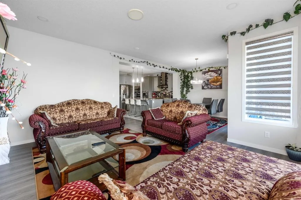 983 Corner Meadows Way NE