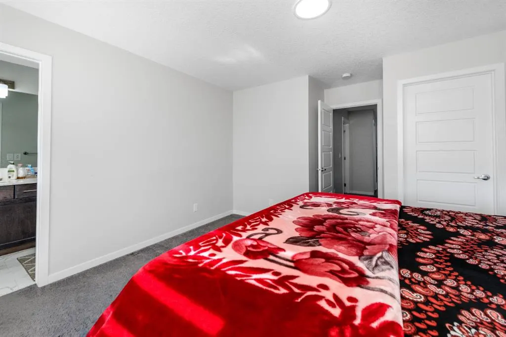 983 Corner Meadows Way NE