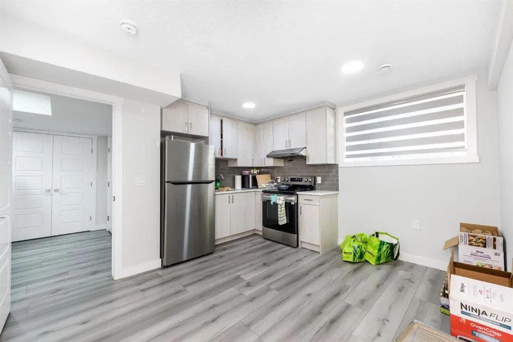 983 Corner Meadows Way NE