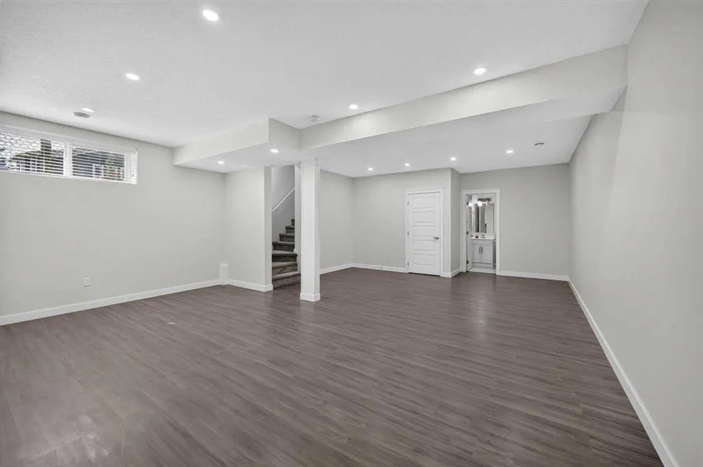 125 Redstone Common NE