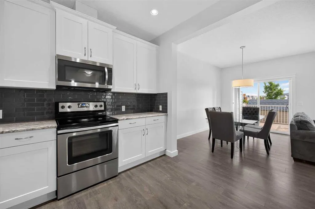 125 Redstone Common NE