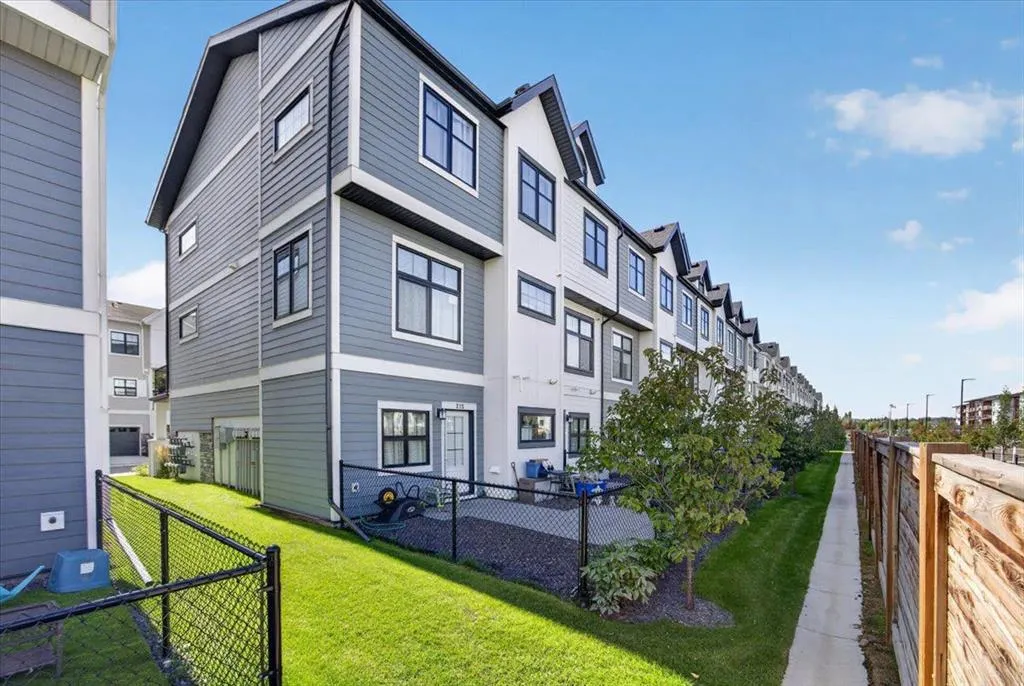 213 Les Jardins Park SE