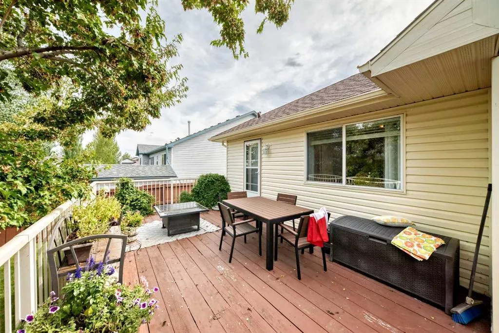 27 Lloyd Crescent NE