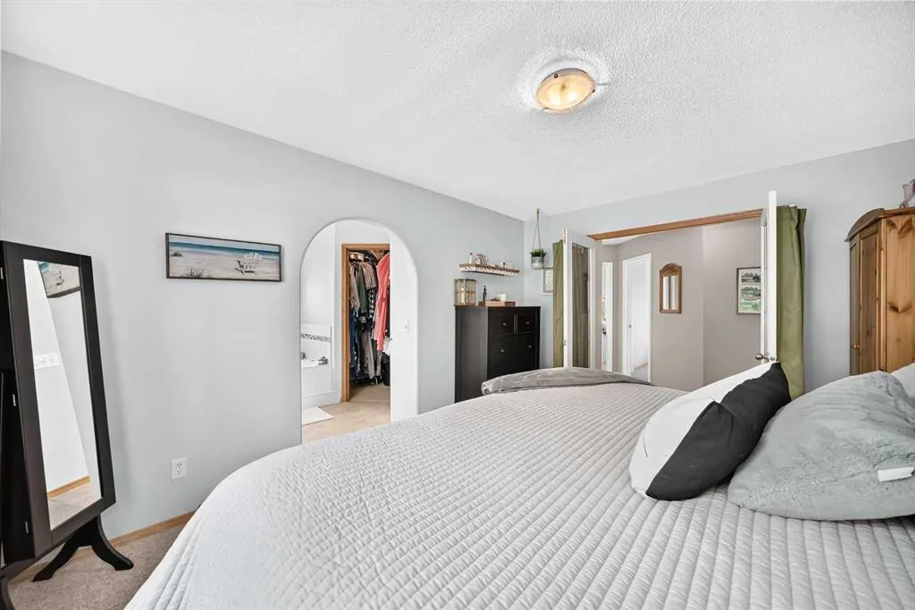 27 Lloyd Crescent NE