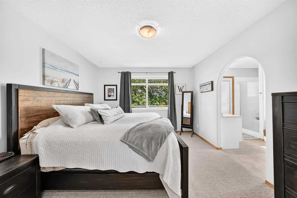 27 Lloyd Crescent NE