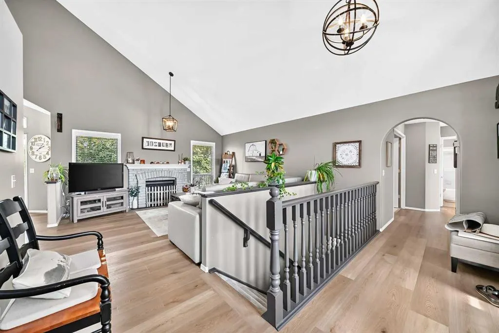 27 Lloyd Crescent NE