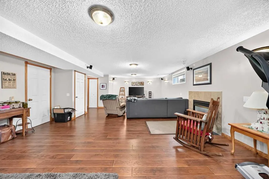 27 Lloyd Crescent NE
