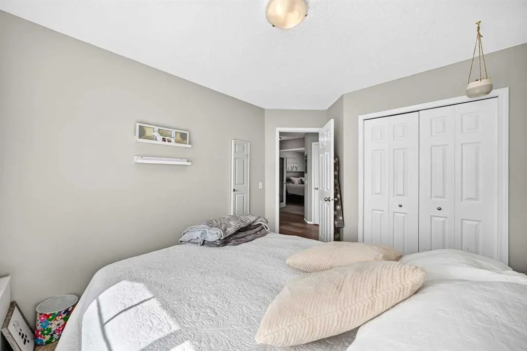 27 Lloyd Crescent NE
