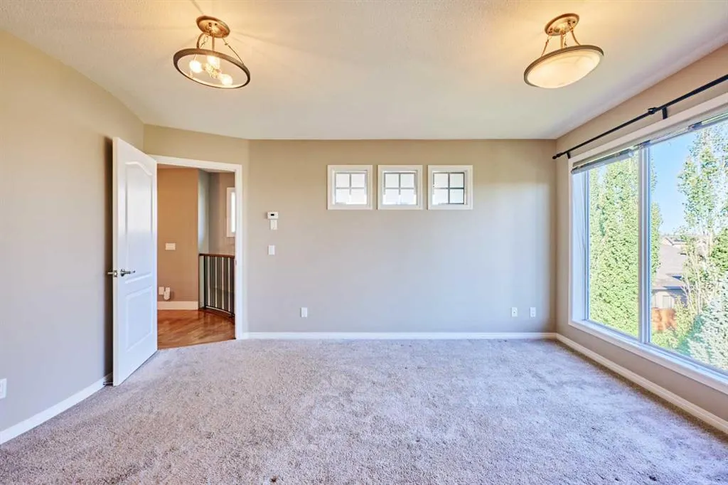 32 Evercreek Bluffs Crescent SW
