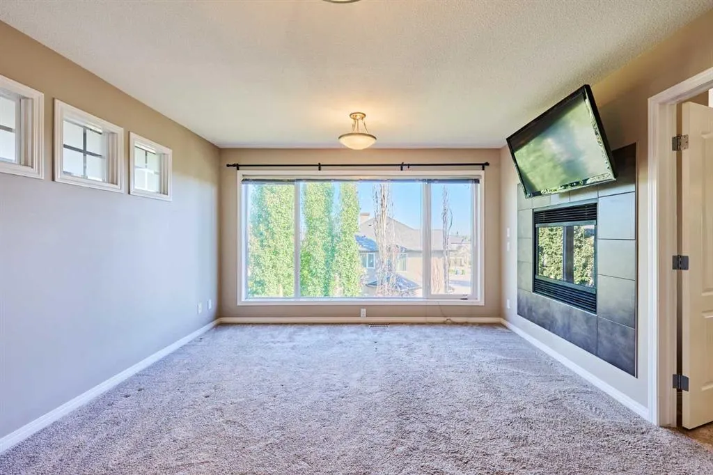 32 Evercreek Bluffs Crescent SW
