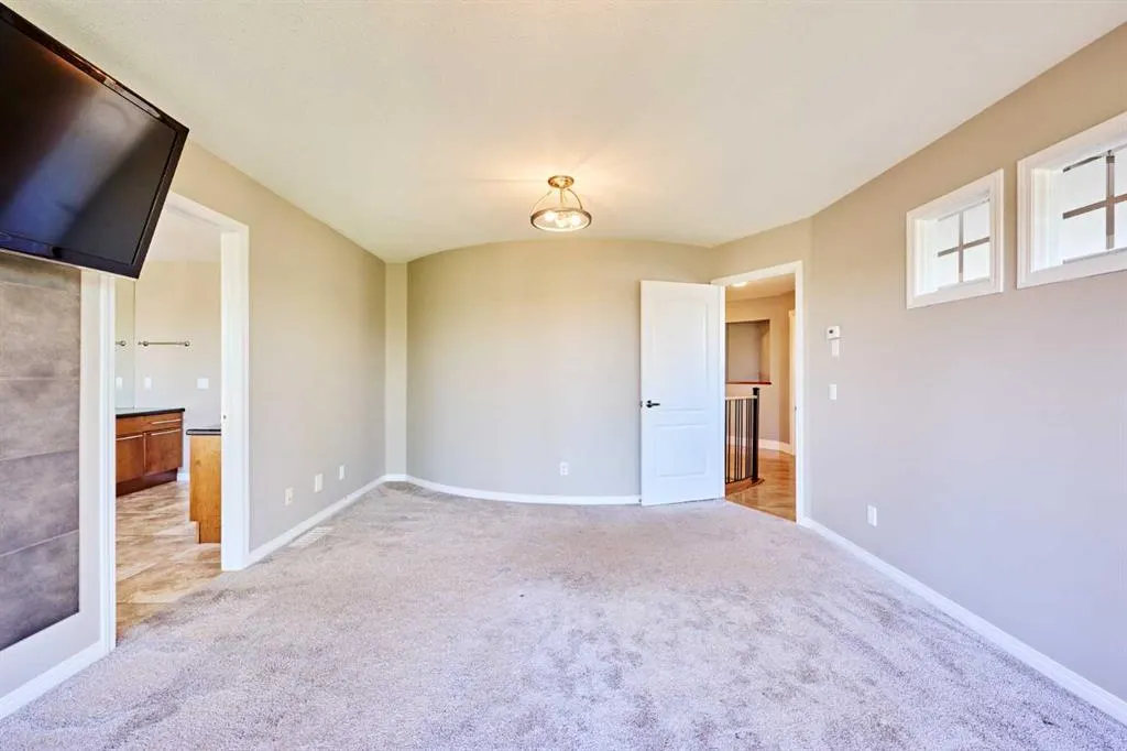32 Evercreek Bluffs Crescent SW