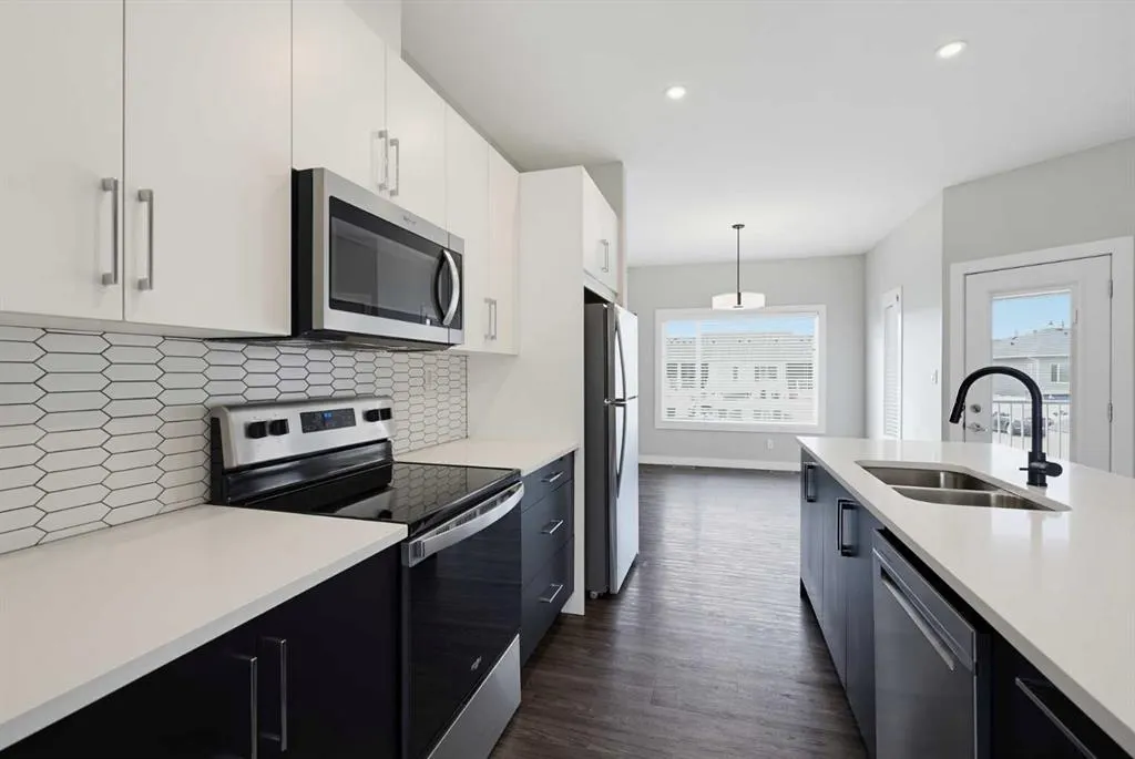 75 Ellington Crescent