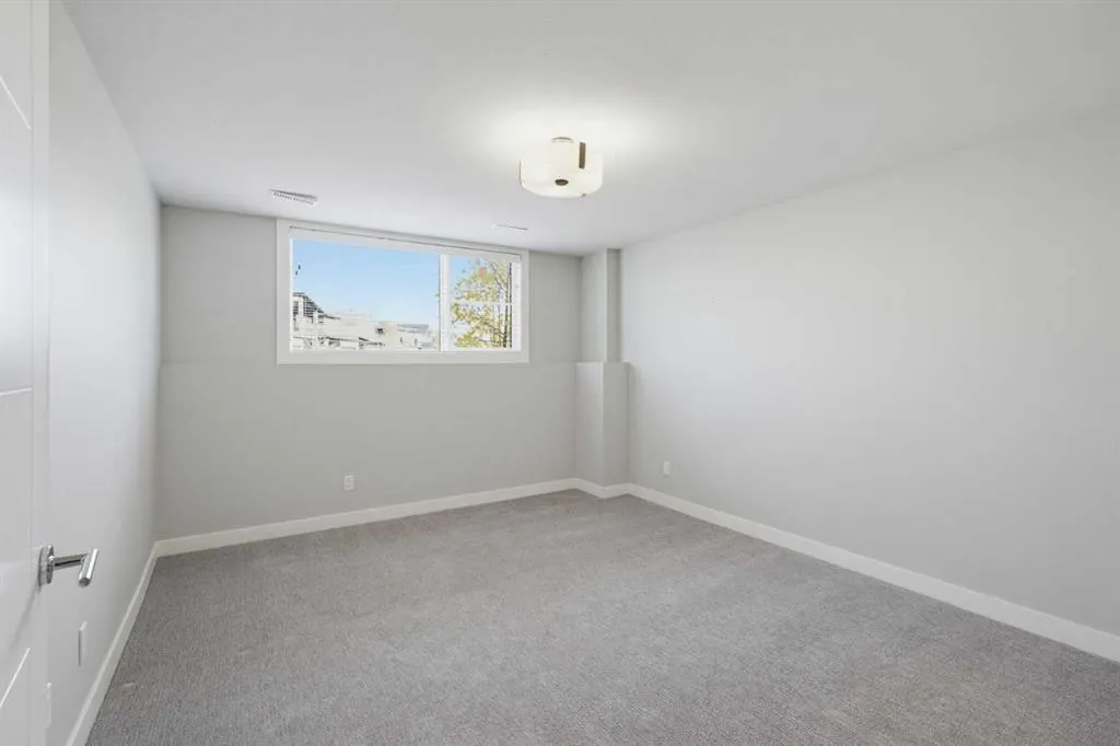 75 Ellington Crescent