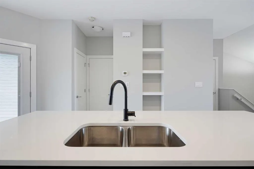 75 Ellington Crescent
