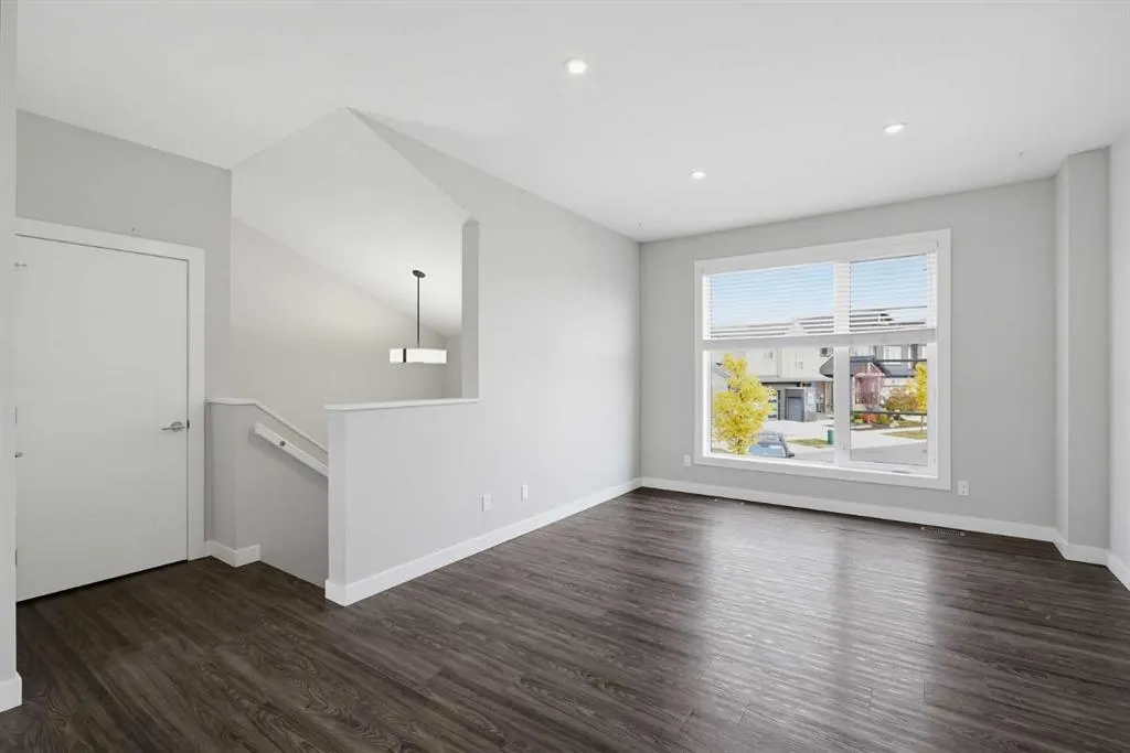 75 Ellington Crescent