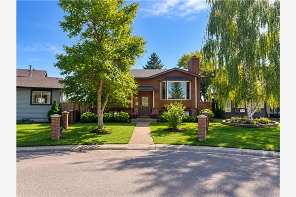 27 Castlebrook Court NE