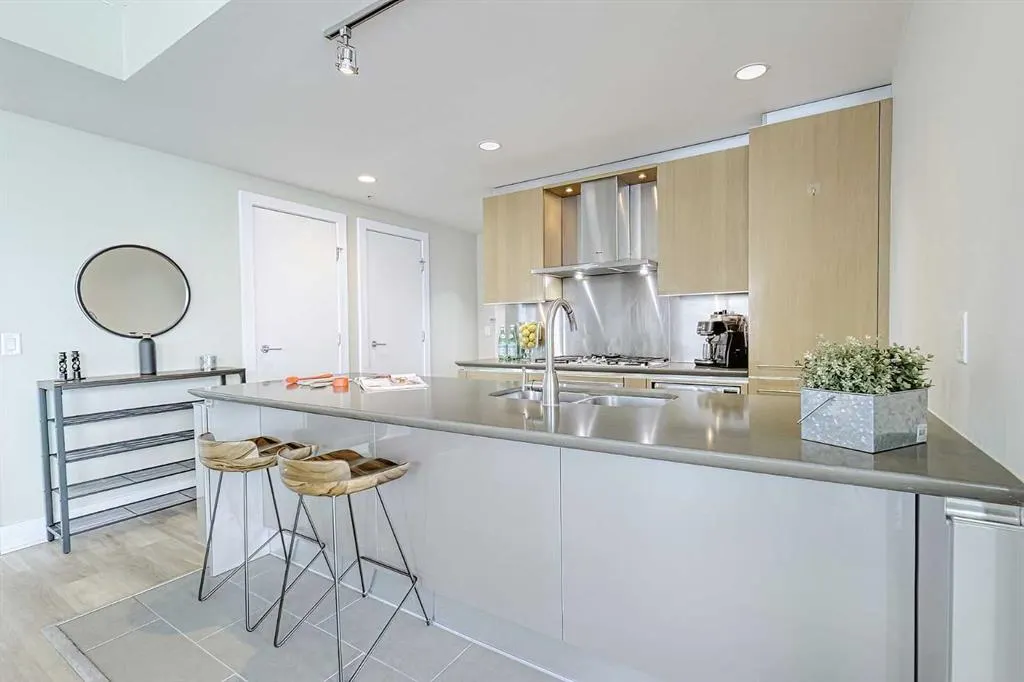 433 11 Avenue SE #705