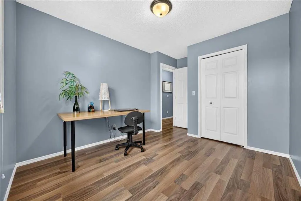113 Canoe Square SW