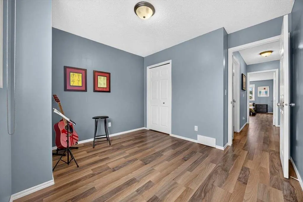 113 Canoe Square SW