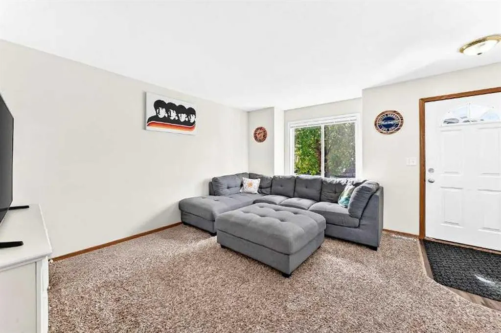 25 Lakeview Close