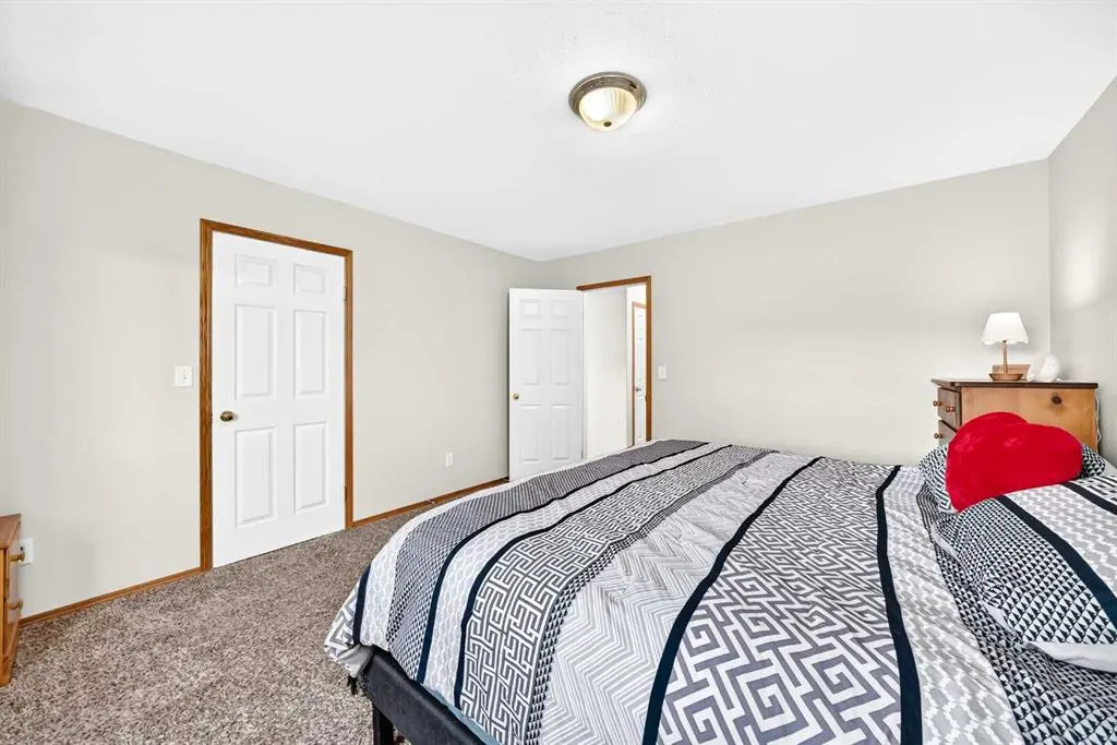 25 Lakeview Close