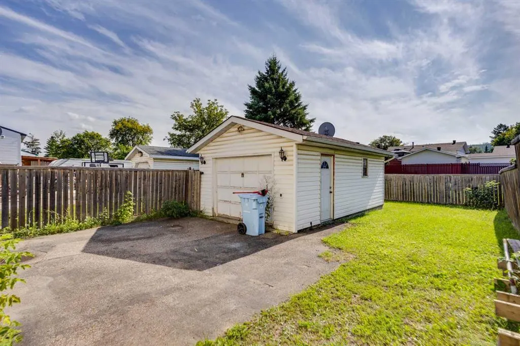 33 Poplar Crescent