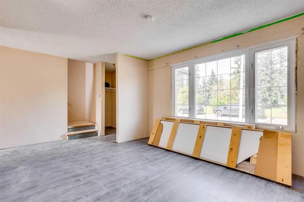 33 Poplar Crescent