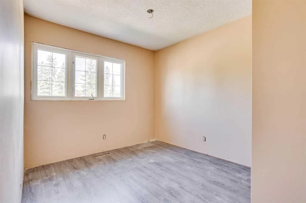 33 Poplar Crescent