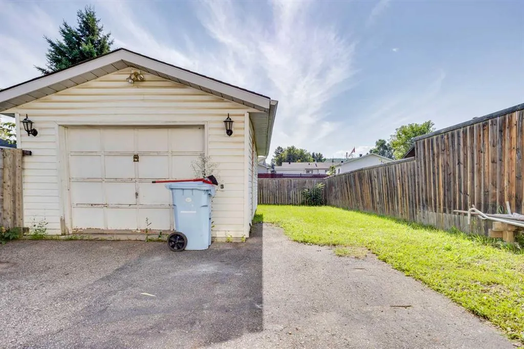 33 Poplar Crescent