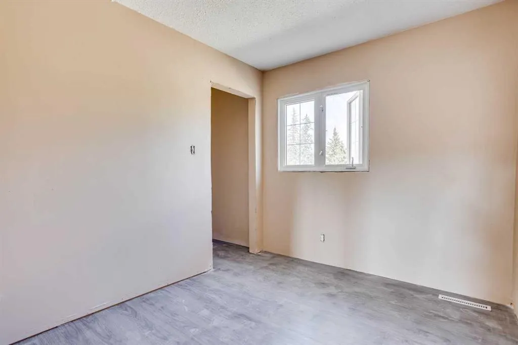 33 Poplar Crescent