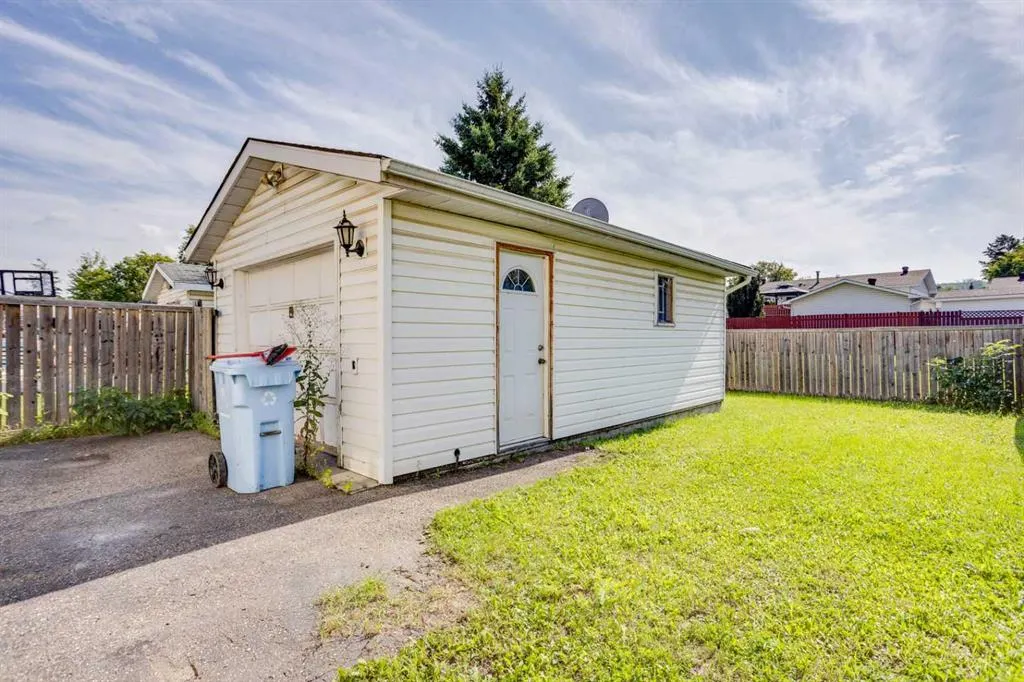 33 Poplar Crescent