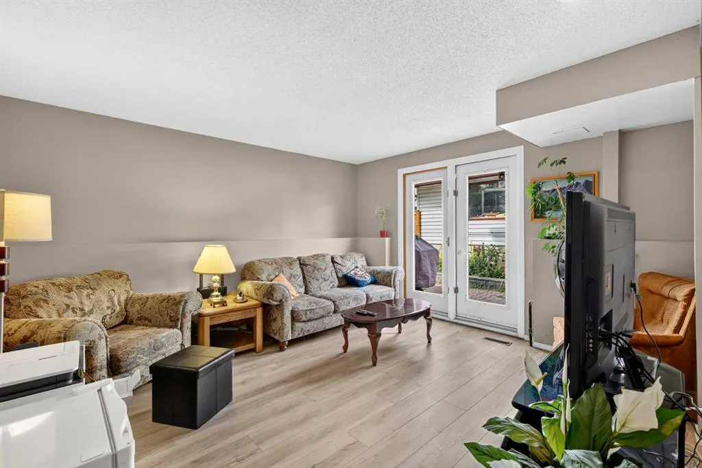 12 Brentwood Drive E