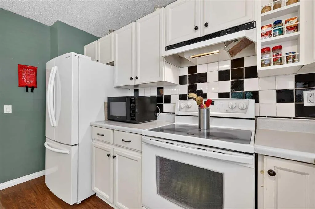 12 Brentwood Drive E