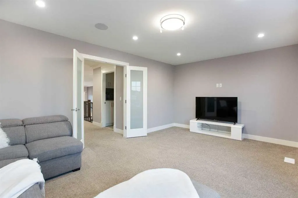 160 Kinniburgh Loop